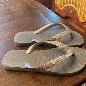 2 Havaianas pair of flip flops for 13